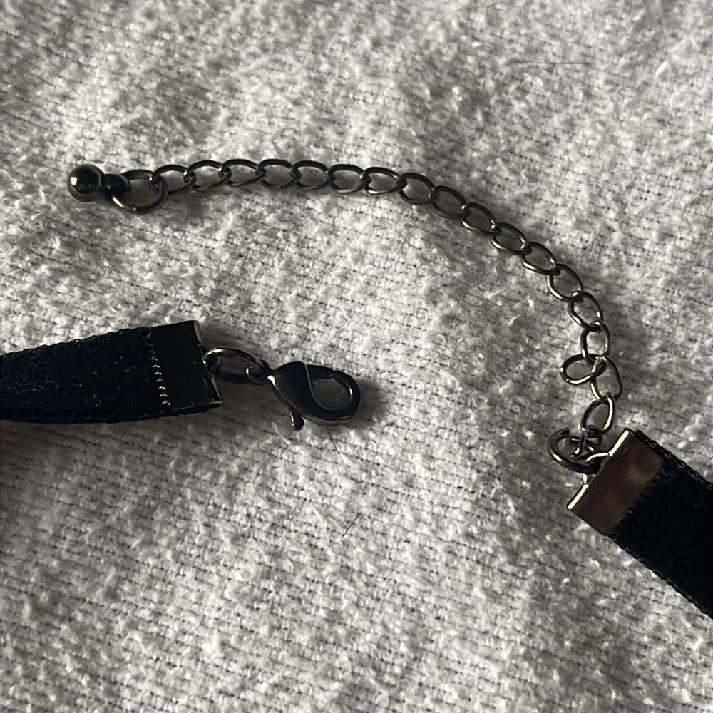 Vtg Velvet Black Ribbon w/ Red Resin Rose Choker, 17in - Picture 3 of 3
